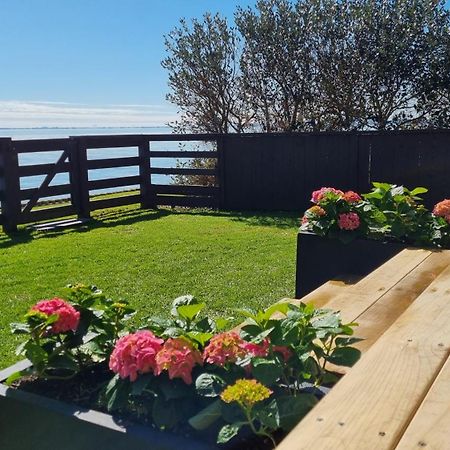 Red Rock Cottage, Beachfront Luxury Clarks Beach Exterior photo