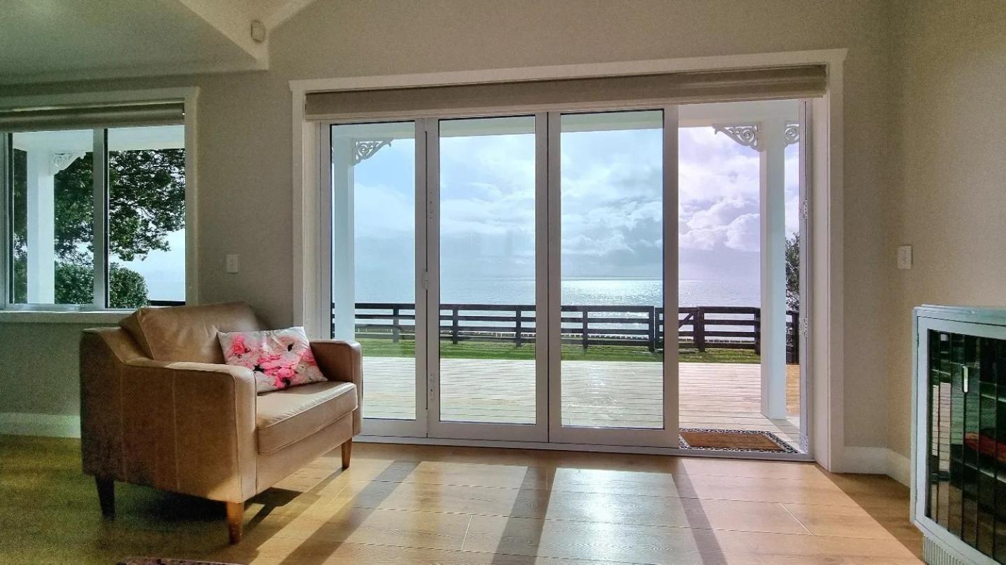 Red Rock Cottage, Beachfront Luxury Clarks Beach Exterior photo