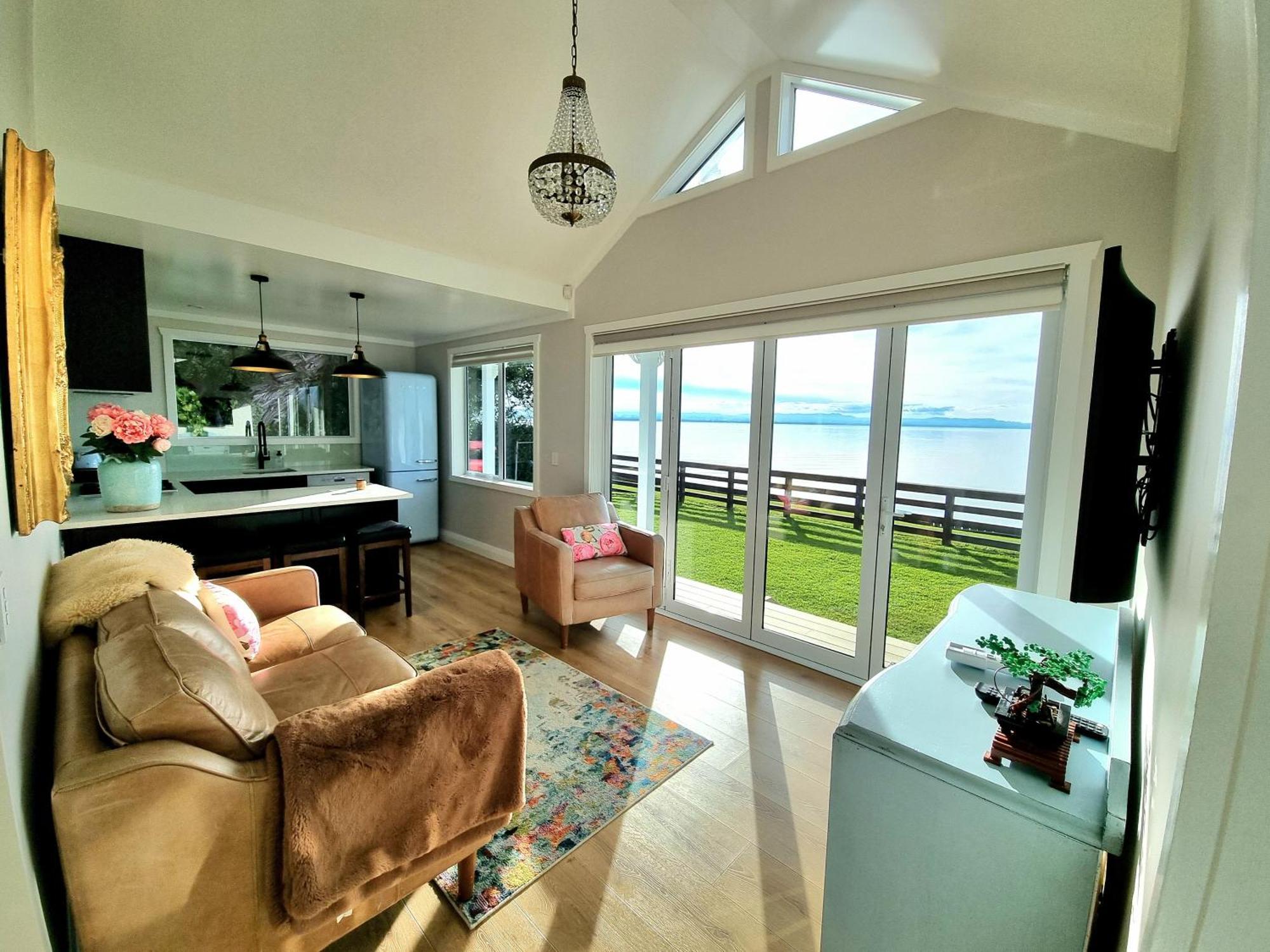 Red Rock Cottage, Beachfront Luxury Clarks Beach Exterior photo