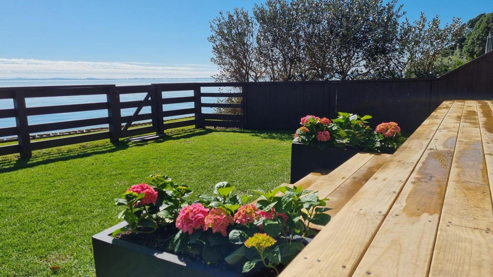 Red Rock Cottage, Beachfront Luxury Clarks Beach Exterior photo